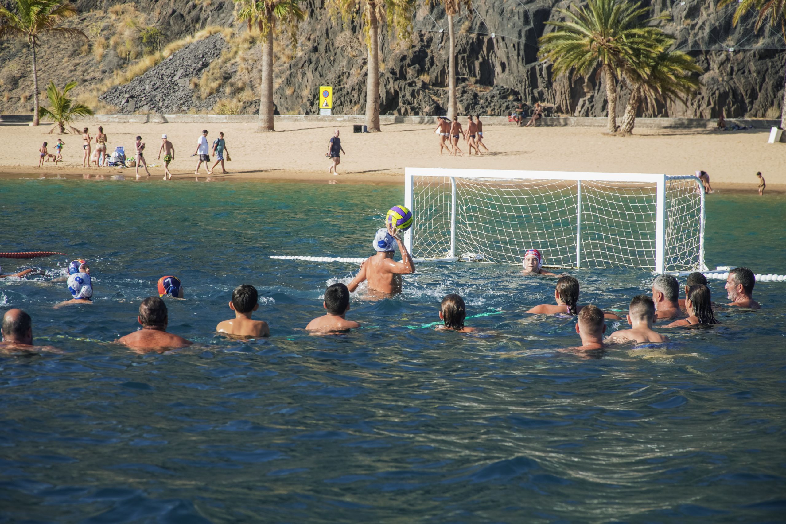 Waterpolo en la playa de Las Teresitas. (CEDIDA)
