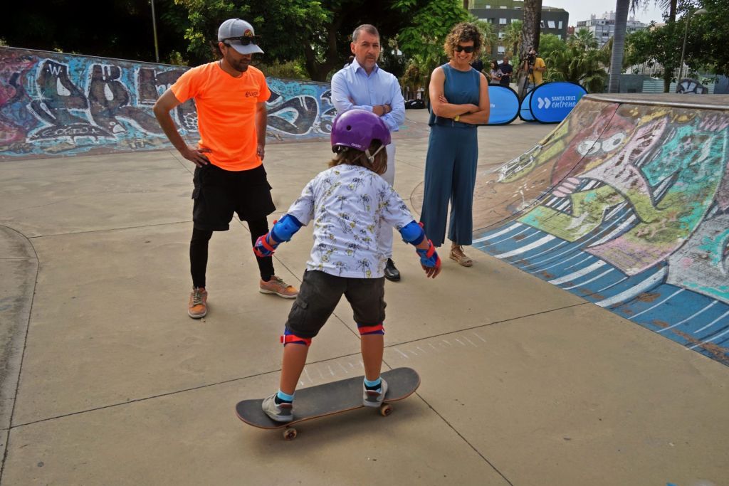 Bermúdez y Cebrián en el skate park (AYUNTAMIENTO SANTA CRUZ DE TENERIFE)