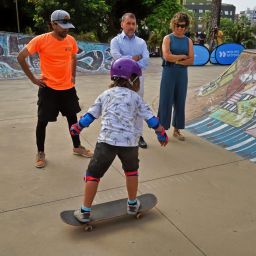 Bermúdez y Cebrián en el skate park (AYUNTAMIENTO SANTA CRUZ DE TENERIFE)