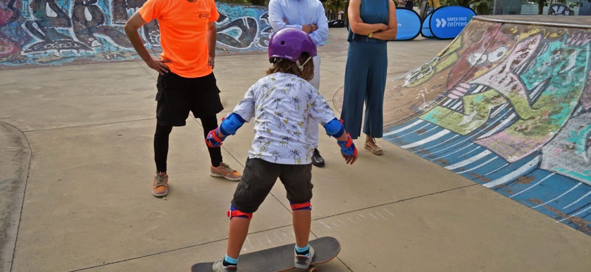 Bermúdez y Cebrián en el skate park (AYUNTAMIENTO SANTA CRUZ DE TENERIFE)