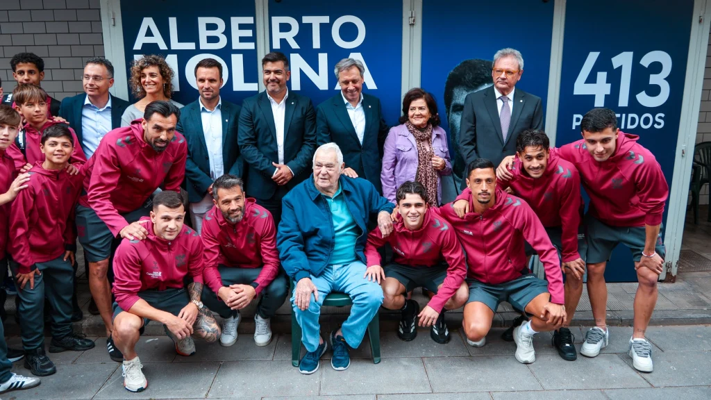 Directiva y jugadores del CD Tenerife posan junto a Alberto Molina en la puerta 5 del Heliodoro (CD TENERIFE)