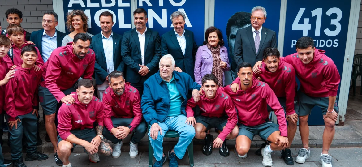 Directiva y jugadores del CD Tenerife posan junto a Alberto Molina en la puerta 5 del Heliodoro (CD TENERIFE)