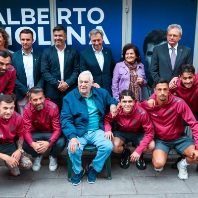 Directiva y jugadores del CD Tenerife posan junto a Alberto Molina en la puerta 5 del Heliodoro (CD TENERIFE)