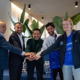La presentación sirvió también para oficializar el acuerdo entre el grupo hotelero y la entidad blanquiazul (CV HARIS)