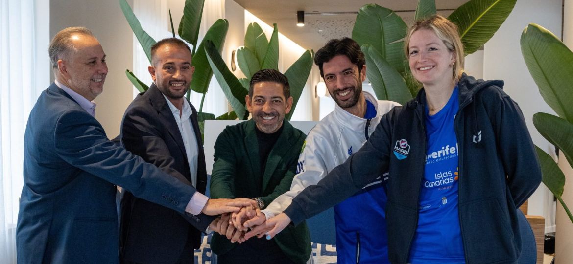 La presentación sirvió también para oficializar el acuerdo entre el grupo hotelero y la entidad blanquiazul (CV HARIS)