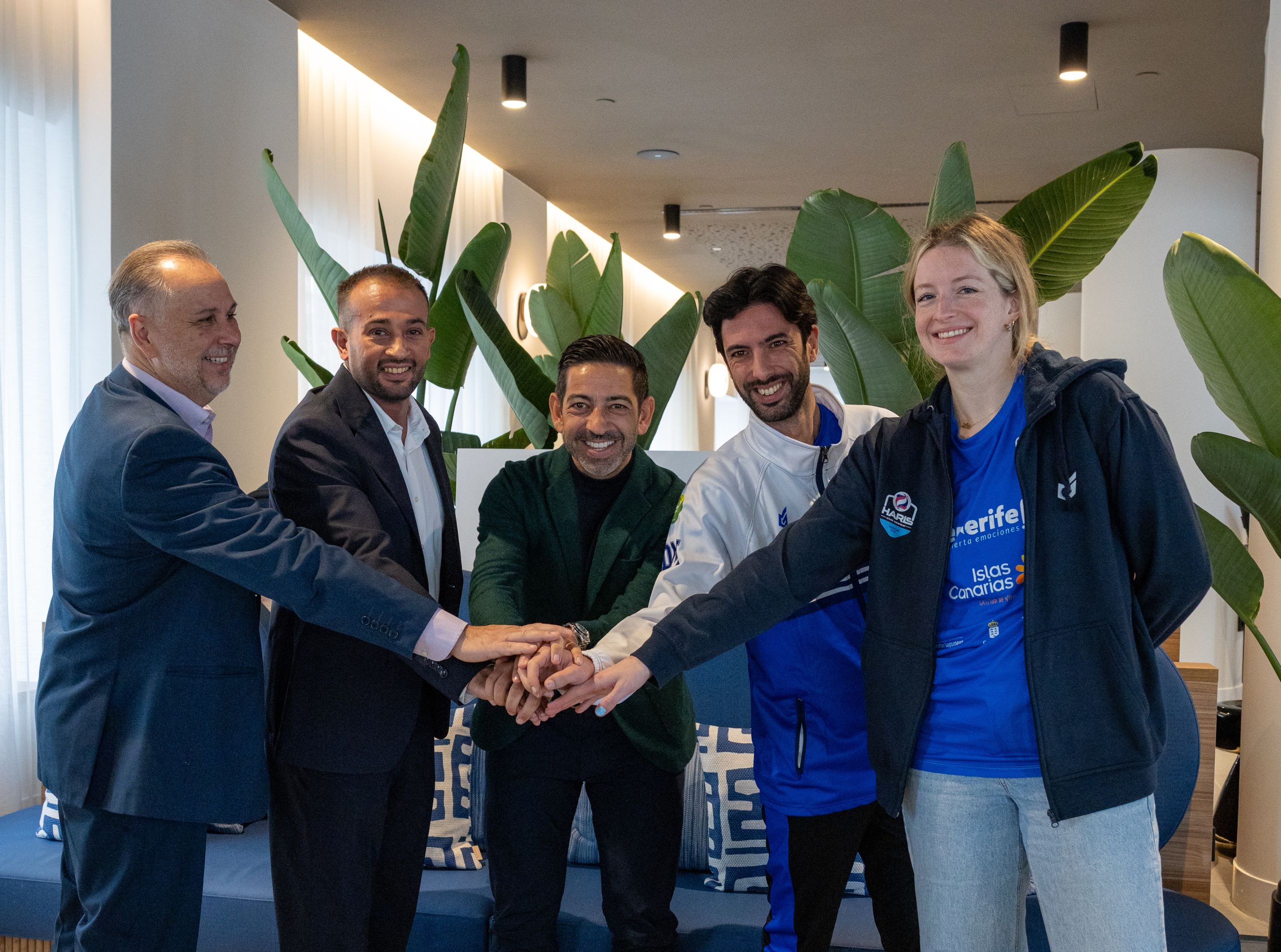 La presentación sirvió también para oficializar el acuerdo entre el grupo hotelero y la entidad blanquiazul (CV HARIS)