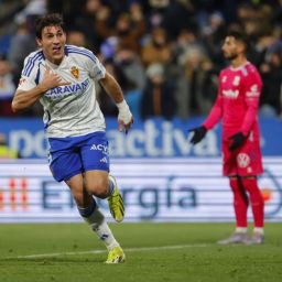 Azón celebra el empate ante la incredulidad de Mellot (LALIGA).