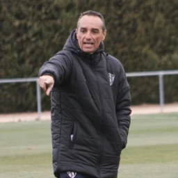 José Luis Oltra durante un entrenamiento (SD Huesca)