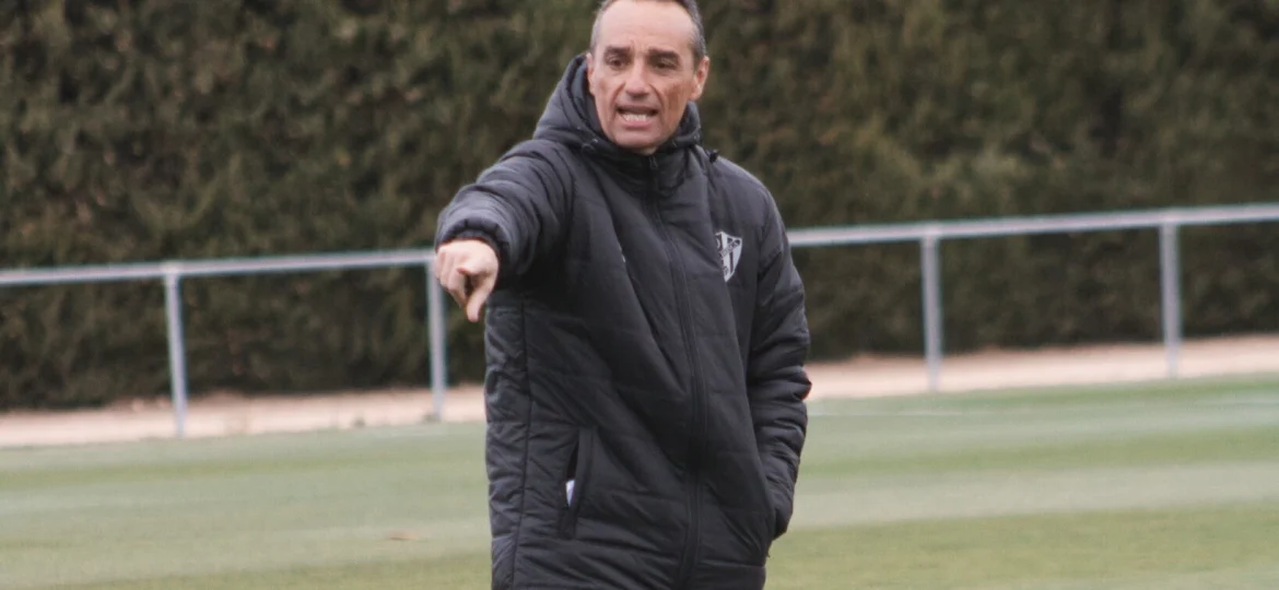 José Luis Oltra durante un entrenamiento (SD Huesca)