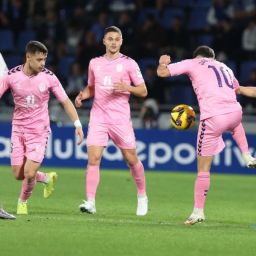 Acción del partido (LALIGA).|Cervera y Oltra se saludan antes del partido (LALIGA).