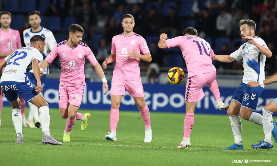 Acción del partido (LALIGA).|Cervera y Oltra se saludan antes del partido (LALIGA).