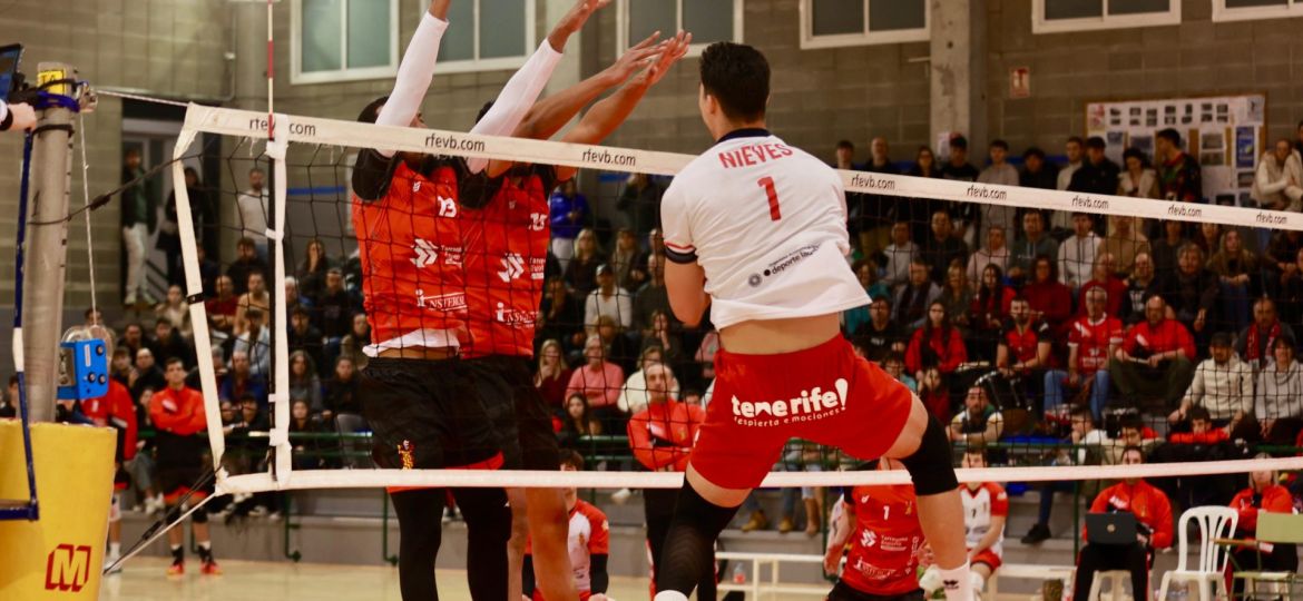 Remate de Carlos Nieves en el partido ante Tarragona (Albert Fabregat)
