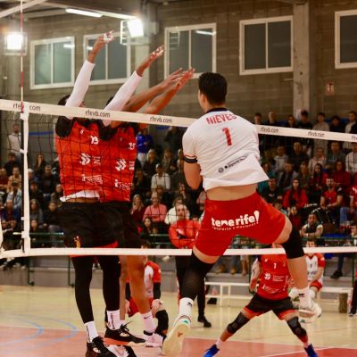 Remate de Carlos Nieves en el partido ante Tarragona (Albert Fabregat)