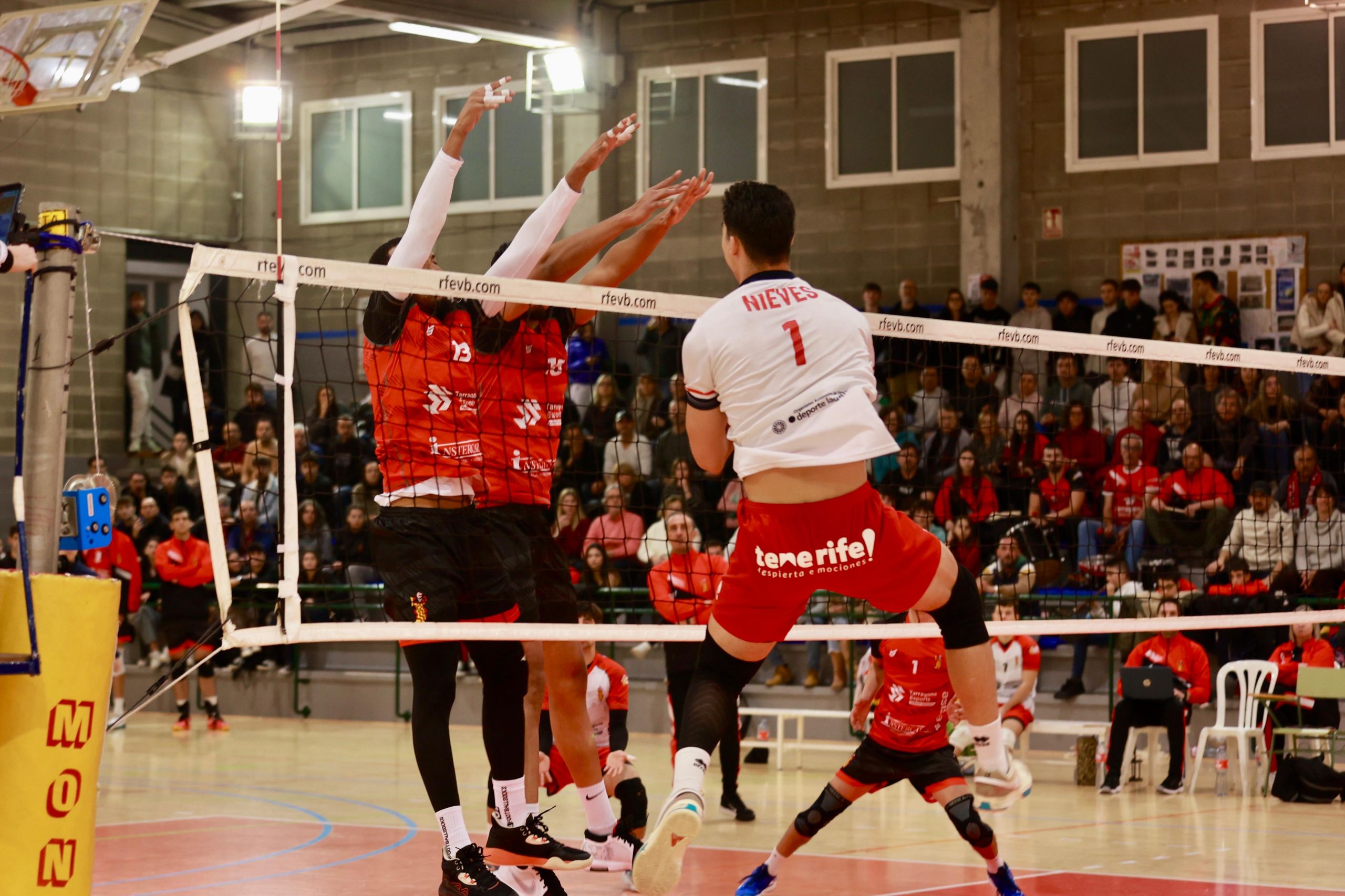 Remate de Carlos Nieves en el partido ante Tarragona (Albert Fabregat)