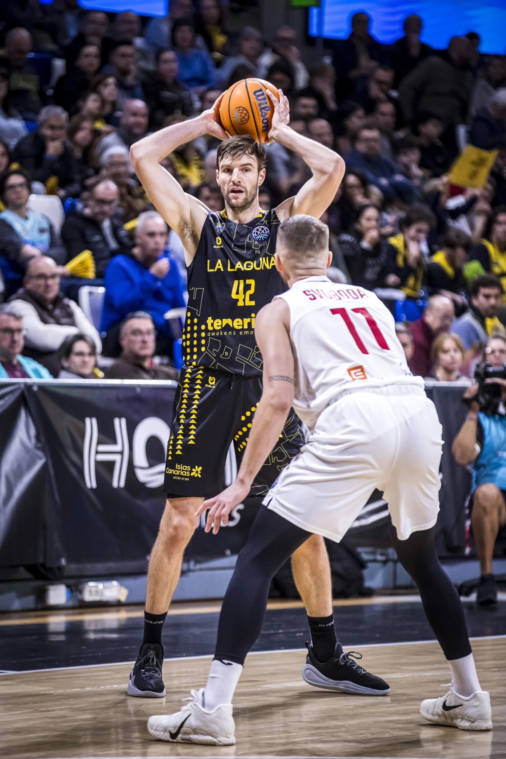 Aaron Doornekamp con el balón en las manos (BCL)