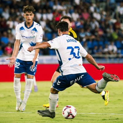 Aarón Martín en el disparo de su gol (@CDTOficial)