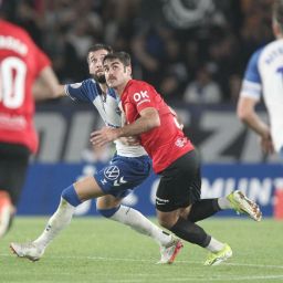 Sipcic y Abdón Prats luchan por un balón aéreo (RCD MALLORCA).