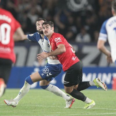Sipcic y Abdón Prats luchan por un balón aéreo (RCD MALLORCA).