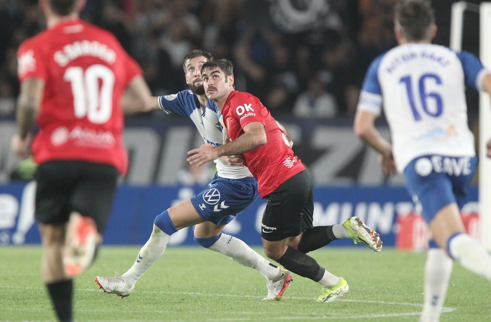 Sipcic y Abdón Prats luchan por un balón aéreo (RCD MALLORCA).