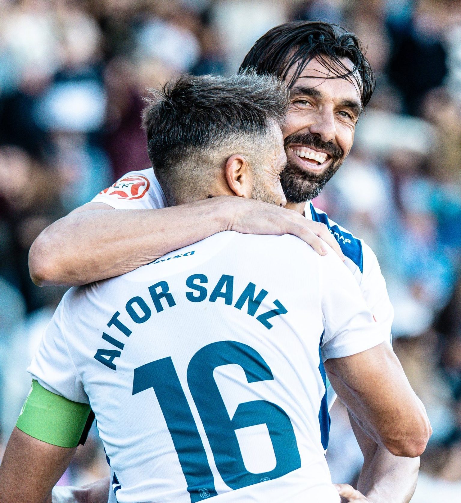 Abrazo de Enric Gallego y Aitor Sanz (CD Tenerife)