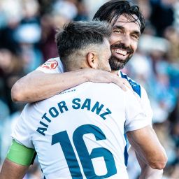 Abrazo de Enric Gallego y Aitor Sanz (CD Tenerife)