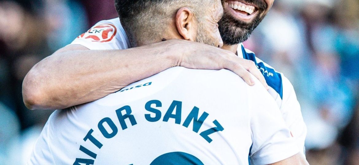 Abrazo de Enric Gallego y Aitor Sanz (CD Tenerife)