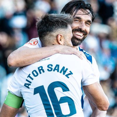 Abrazo de Enric Gallego y Aitor Sanz (CD Tenerife)