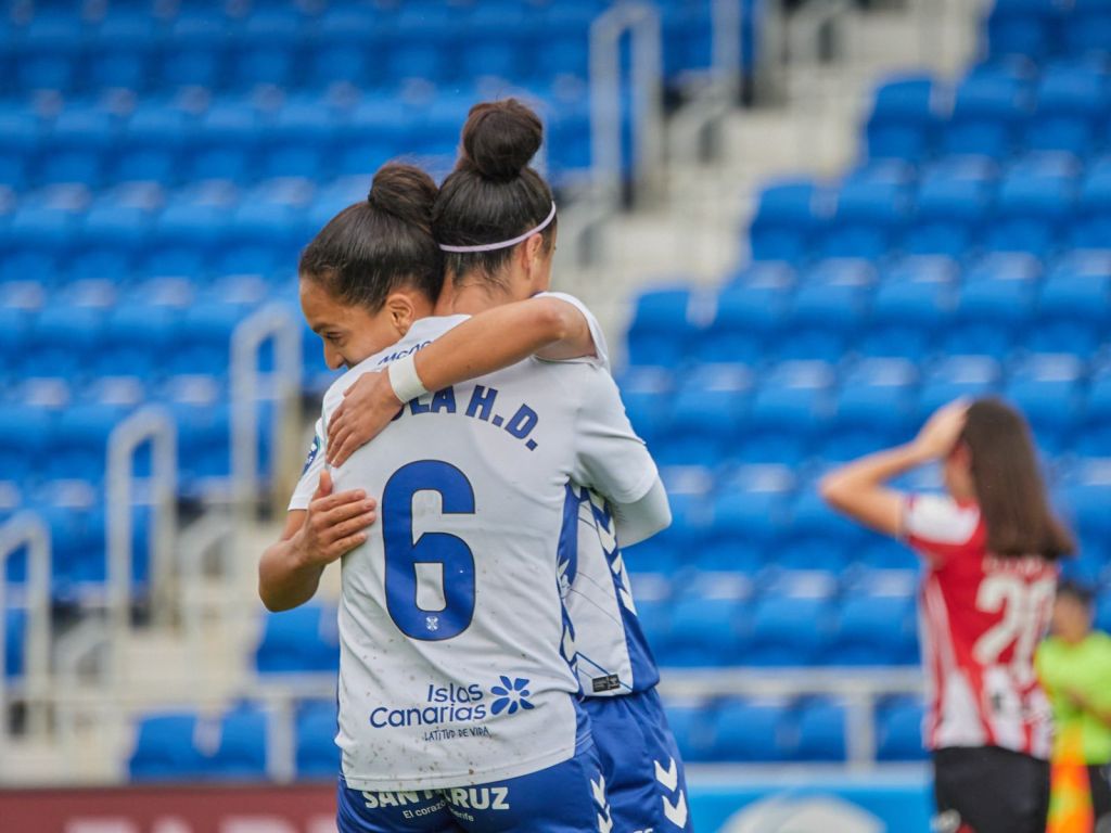 Abrazo entre blanquiazules tras uno de los goles (CD Tenerife Femenino)