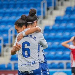 Abrazo entre blanquiazules tras uno de los goles (CD Tenerife Femenino)