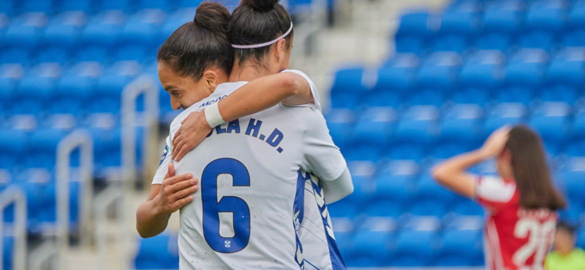 Abrazo entre blanquiazules tras uno de los goles (CD Tenerife Femenino)