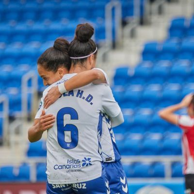 Abrazo entre blanquiazules tras uno de los goles (CD Tenerife Femenino)