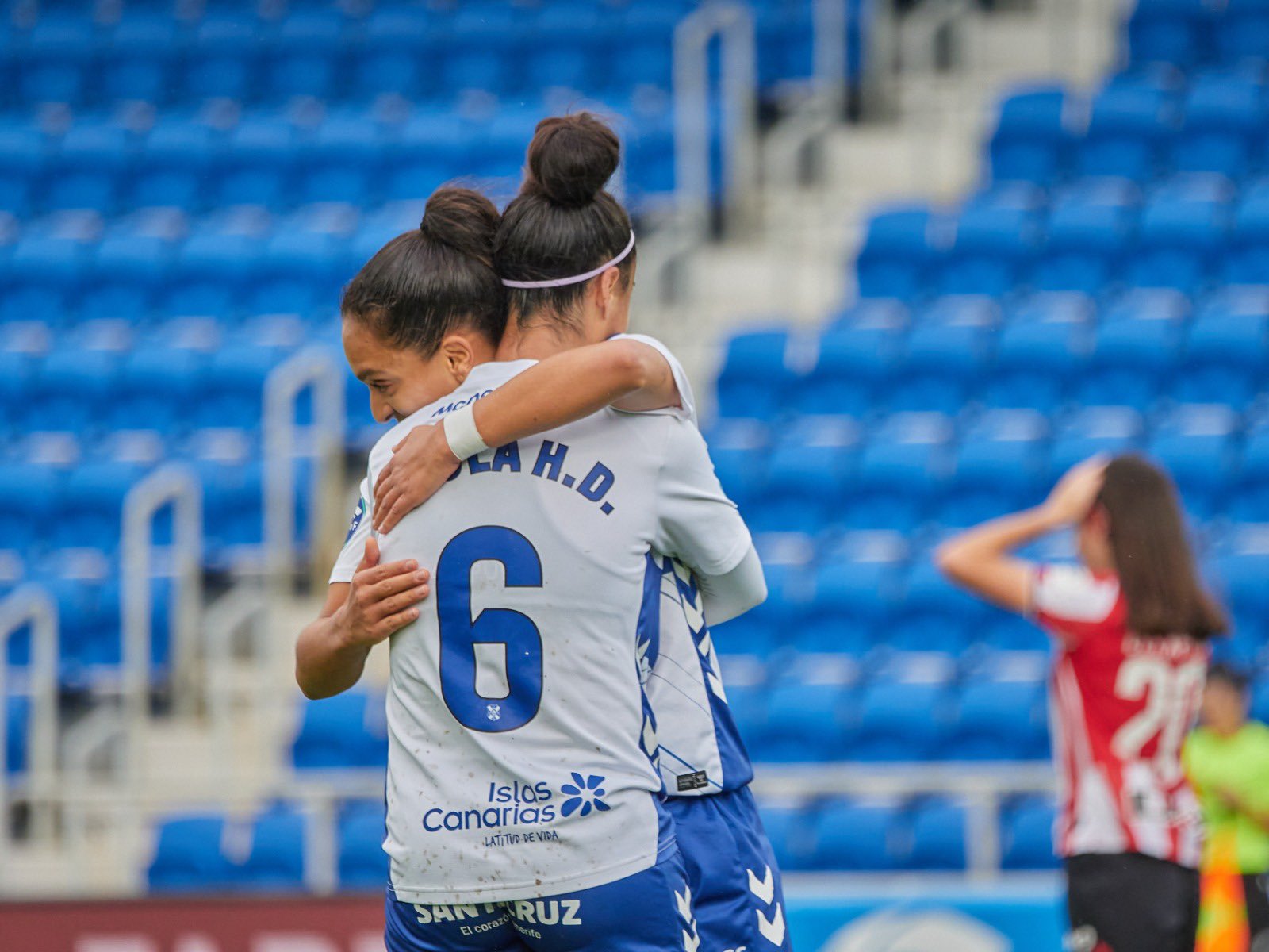 Abrazo entre blanquiazules tras uno de los goles (CD Tenerife Femenino)