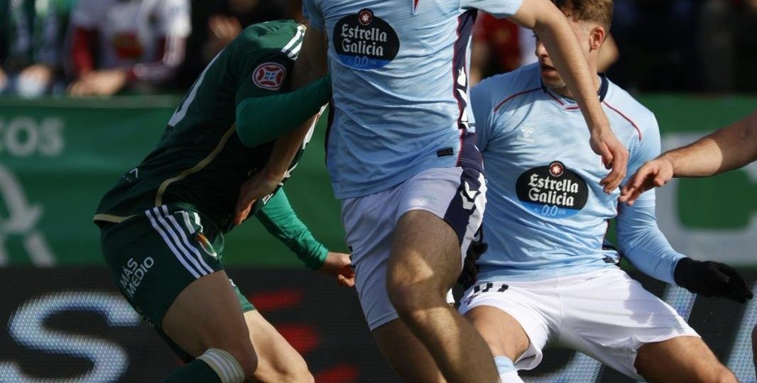 Acción del partido entre Cacereño y el Celta Fortuna (@CanteiraCeleste)
