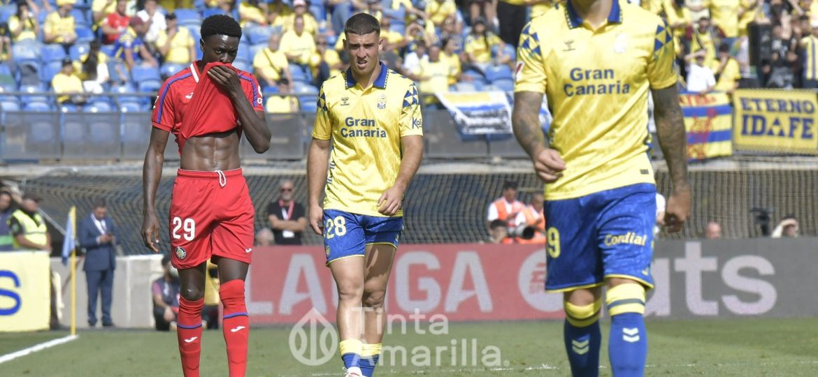 Acción del partido entre Las Palmas y Getafe (TINTAAMARILLA.ES)