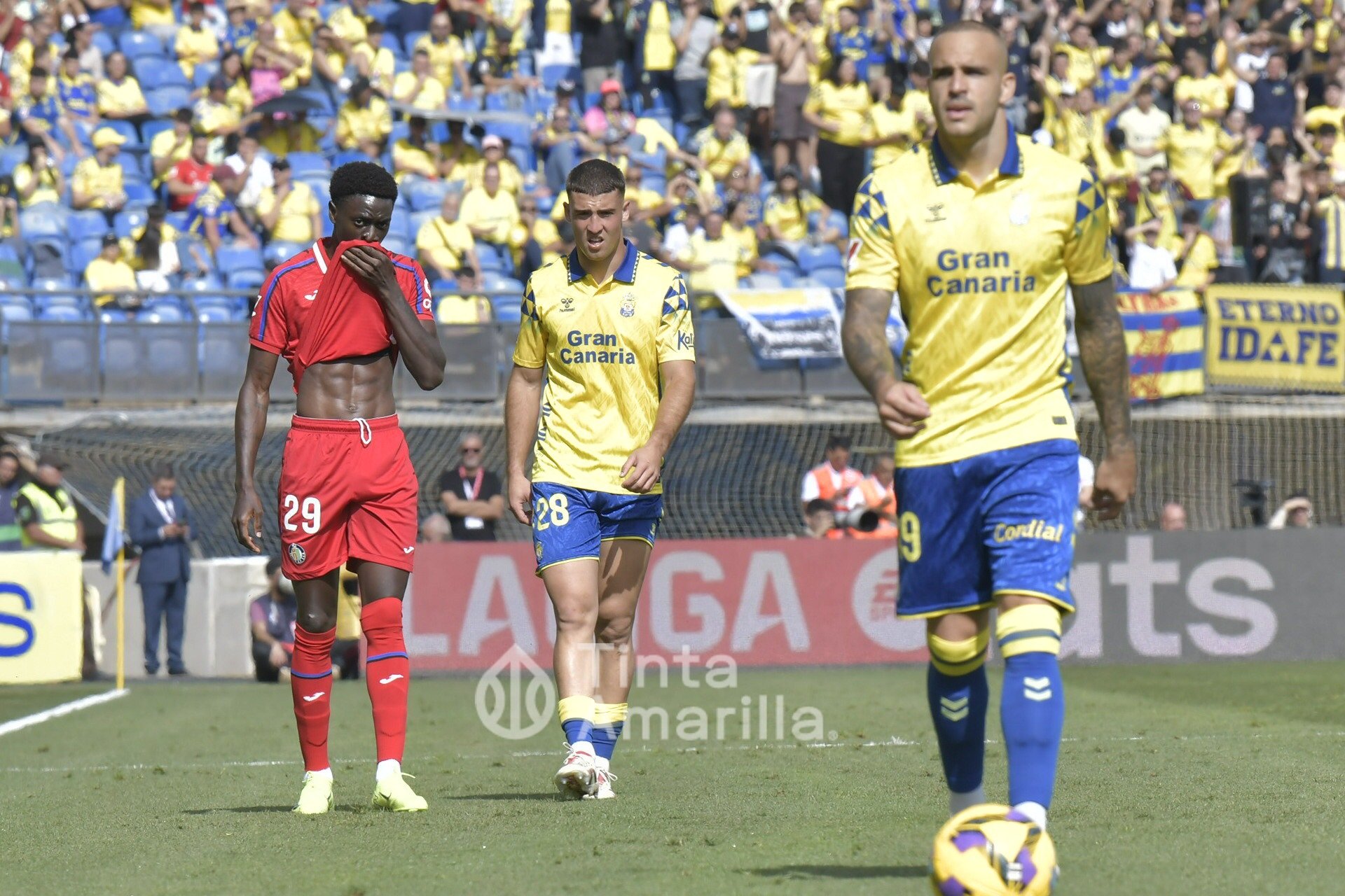 Acción del partido entre Las Palmas y Getafe (TINTAAMARILLA.ES)
