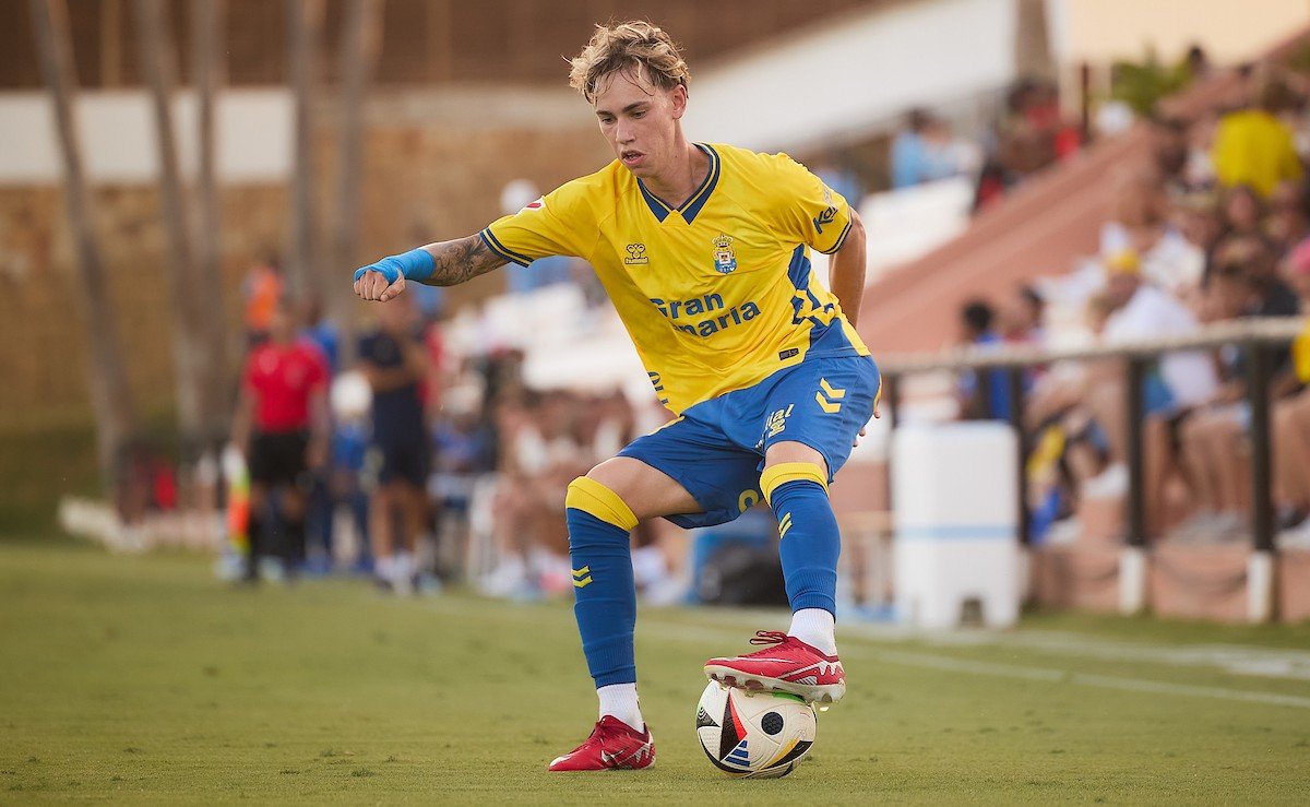 Adam Arvelo con la elástica de Las Palmas (TINTAAMARILLA.ES)