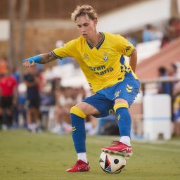 Adam Arvelo con la elástica de Las Palmas (TINTAAMARILLA.ES)