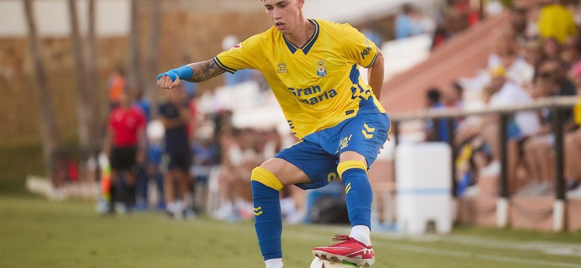 Adam Arvelo con la elástica de Las Palmas (TINTAAMARILLA.ES)