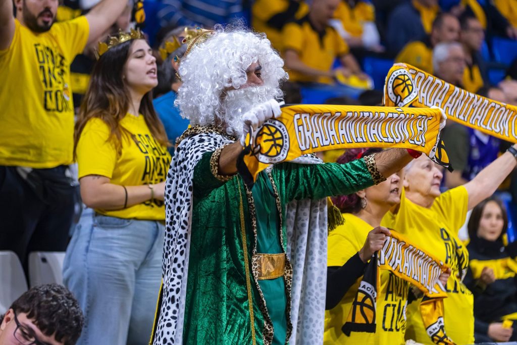 Afición aurinegra en el Santiago Martín (@CB1939Canarias)
