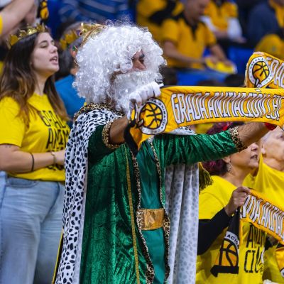 Afición aurinegra en el Santiago Martín (@CB1939Canarias)