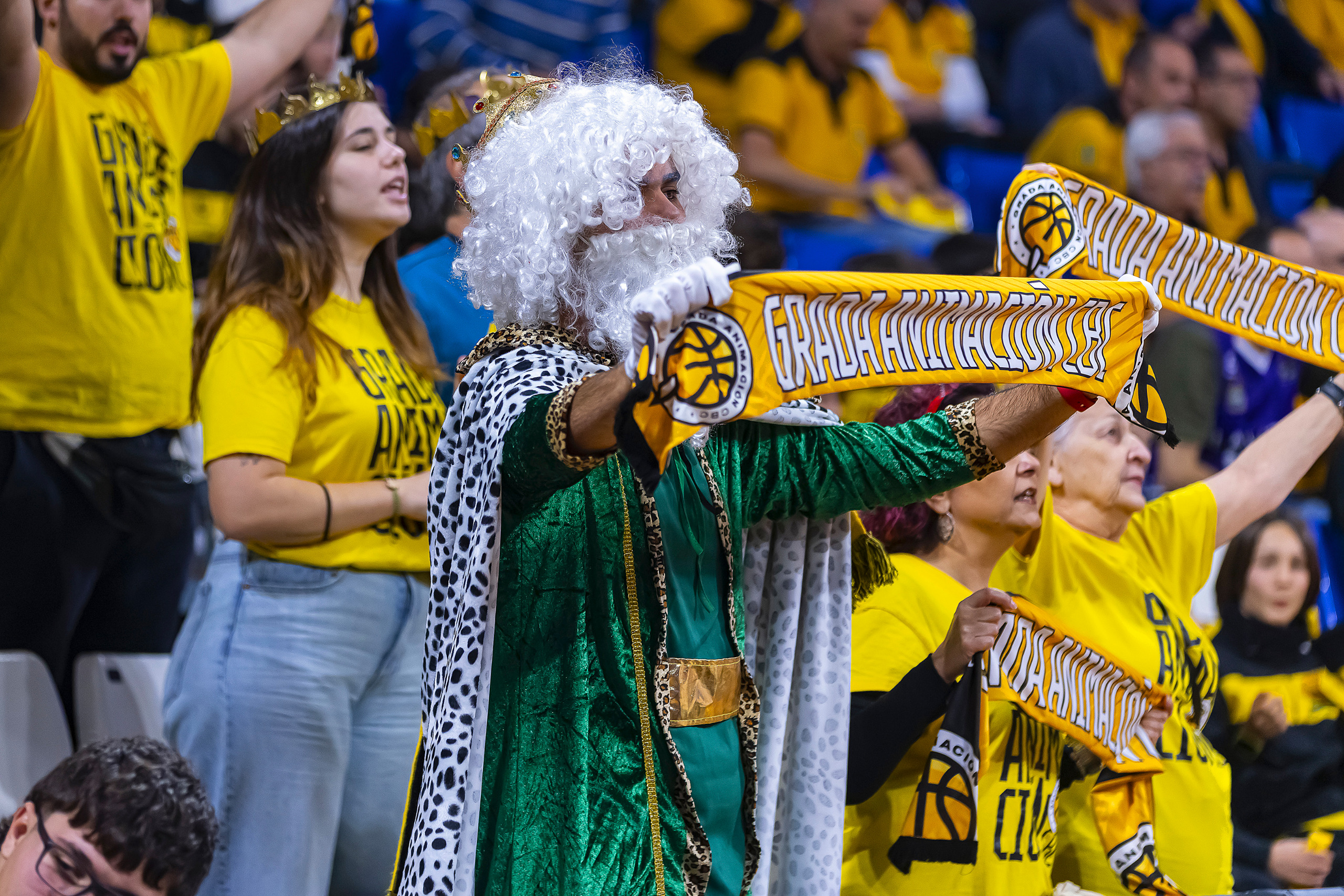 Afición aurinegra en el Santiago Martín (@CB1939Canarias)