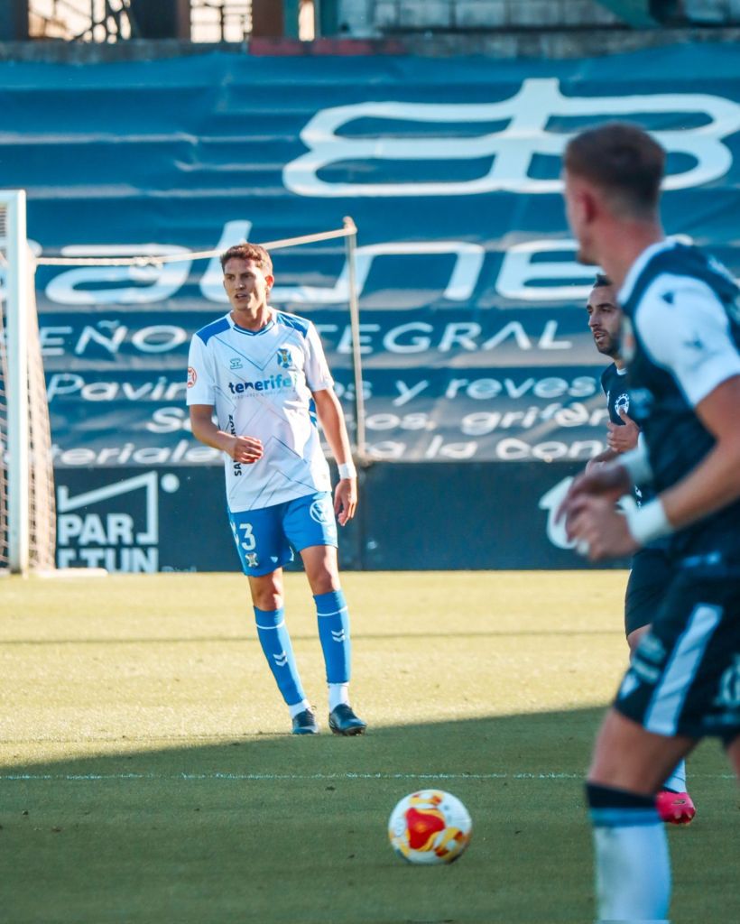 Acción del partido (CD TENERIFE).|Dani Fernández (CD TENERIFE).|David realiza un saque de banda (CD TENERIFE).|Maikel Mesa (CD TENERIFE).
