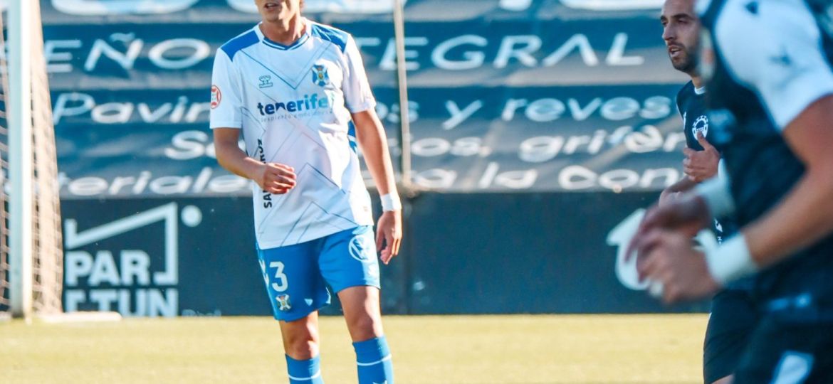 Acción del partido (CD TENERIFE).|Dani Fernández (CD TENERIFE).|David realiza un saque de banda (CD TENERIFE).|Maikel Mesa (CD TENERIFE).