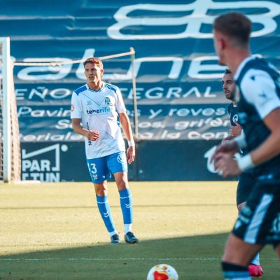 Acción del partido (CD TENERIFE).|Dani Fernández (CD TENERIFE).|David realiza un saque de banda (CD TENERIFE).|Maikel Mesa (CD TENERIFE).