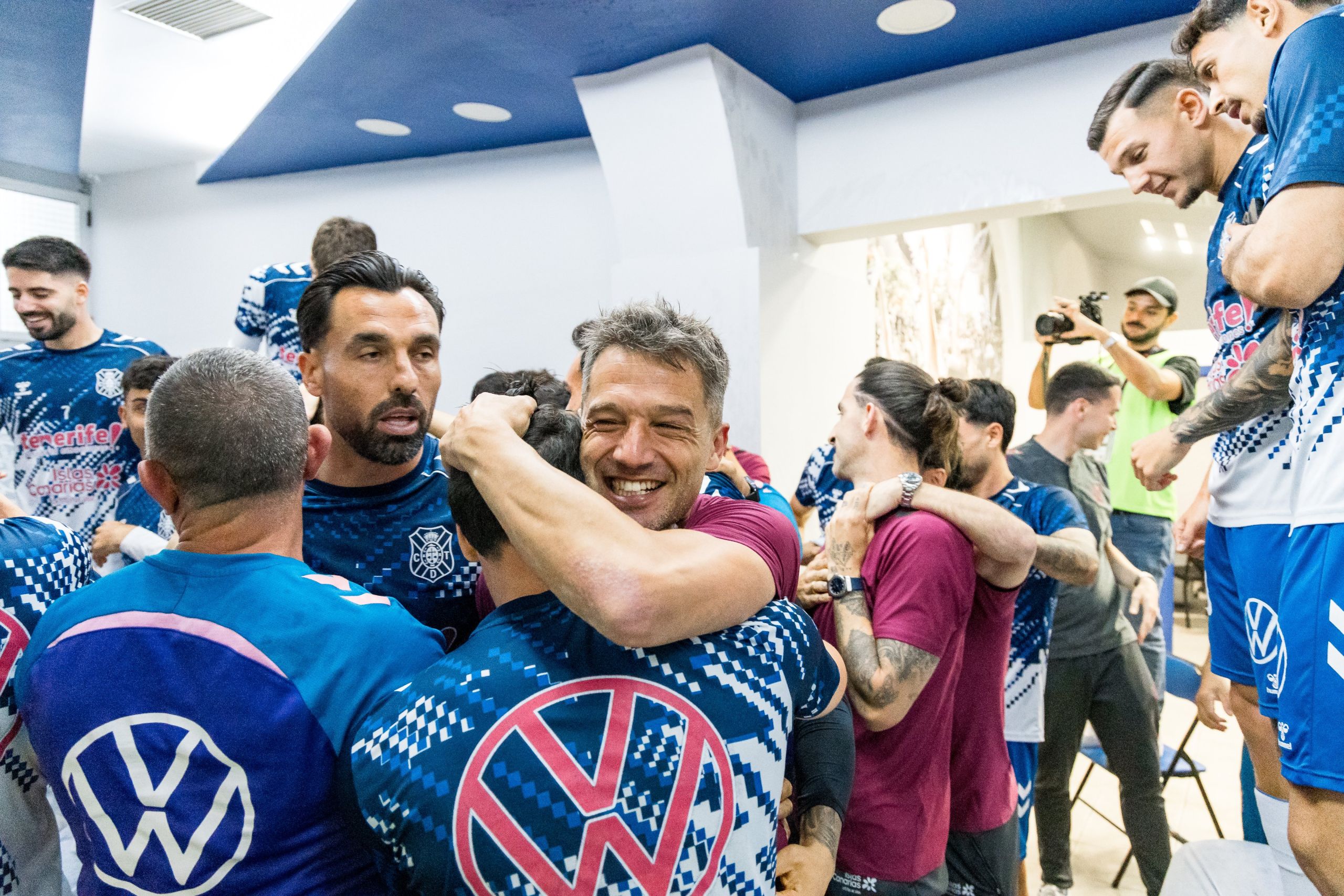 Aitor Sanz, abrazado junto a un compañero en vestuarios (CD TENERIFE).