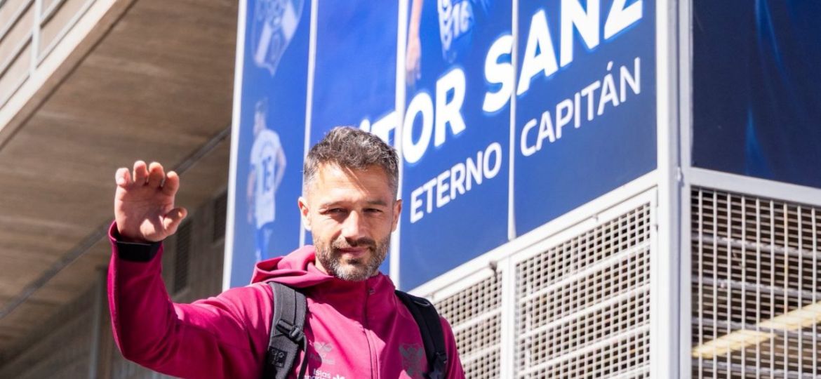 Aitor Sanz con la lona homenaje a su partido 400 (CD TENERIFE)