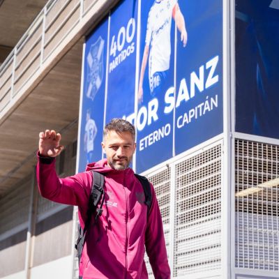 Aitor Sanz con la lona homenaje a su partido 400 (CD TENERIFE)