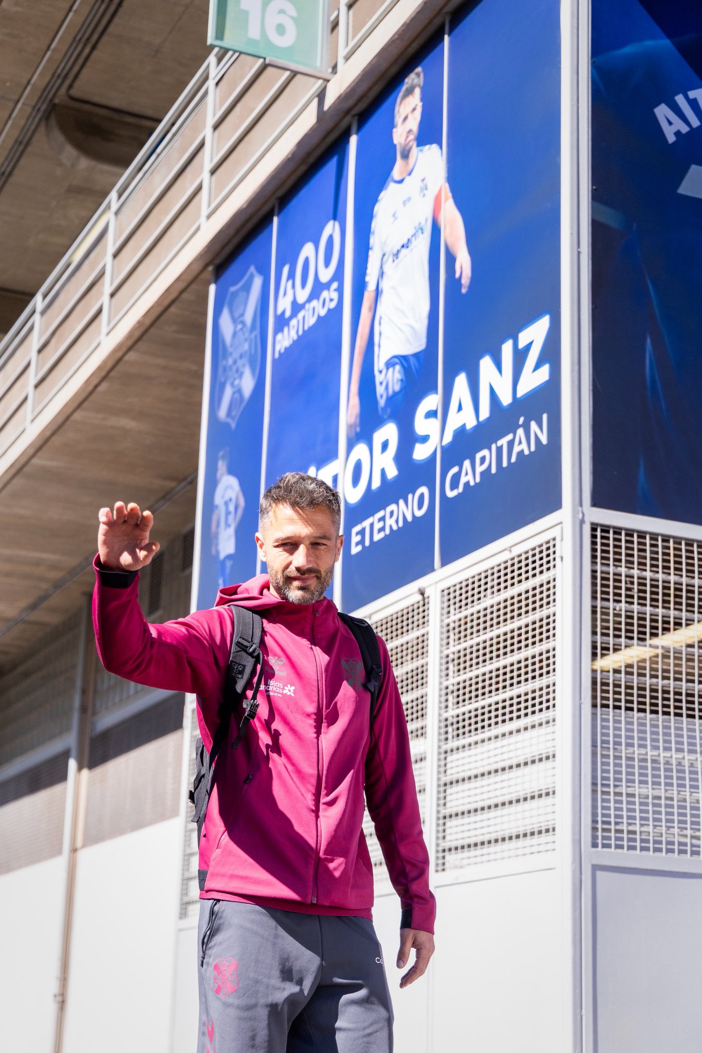 Aitor Sanz con la lona homenaje a su partido 400 (CD TENERIFE)