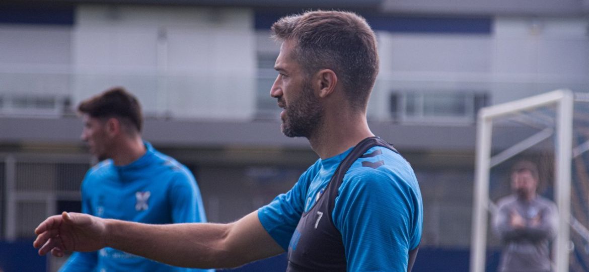 Aitor Sanz durante un entrenamiento (@CDTOficial)