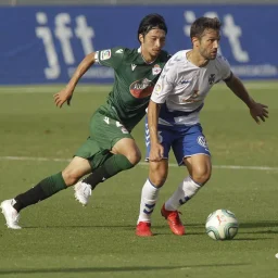 Aitor Sanz frente a Gaku Shibasaki (CD Tenerife)